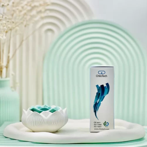 | **موضوع** | **توضیحات کاربردی و سئو شده** | | ---------------------- | -------------------------------------------------------------------------------- | | نوع محصول | ژل ترمیم‌کننده زخم و جای زخم بر پایه کیتوسان | | عملکرد اصلی | تحریک لایه دوم پوست + افزایش سرعت کلاژن‌سازی برای ترمیم سریع | | تأثیر سریع روی پوست | فرم‌دهی لایه خارجی پوست و تسریع تشکیل بافت ترمیم‌شده | | مقایسه با پانسمان سنتی | در بررسی‌ها ثابت شده سرعت ترمیم ژل کیتوهیل بسیار بیشتر از پانسمان‌های معمولی است | | ویژگی خاص | بدون التهاب و حساسیت پوستی – سازگار با ساختار بیولوژیک بدن | | جلوگیری از اسکار | مانع باقی ماندن جای زخم، اسکار و لک روی پوست می‌شود | | خواص مهم | آنتی‌باکتریال – ضد میکروب – فاقد سمیت سلولی | | موارد مصرف مهم | زخم، سوختگی درجه 1، آفتاب‌سوختگی، جراحی، جوش، تیغ اصلاح، بندناف و ختنه | | تأثیر روی پوست | کاهش التهاب، خارش و تسریع بازسازی بافت آسیب‌دیده | | موارد تخصصی مصرف | زخم دیابتی نوع 2، تب‌خال، زگیل، اگزما، زخم بستر | | مناسب برای | همه افراد حتی کودکان و پوست‌های حساس | | نحوه مصرف روزانه | ۲ تا ۳ بار روی پوست تمیز استفاده شود و سپس پانسمان شود | | نکته مهم مصرف | پس از ماساژ حتماً پانسمان انجام شود تا اثر ژل حفظ شود | | طول مصرف | چند روز استفاده منظم، نتیجه قابل‌مشاهده خواهد بود | | هشدارها | عدم نگهداری طولانی – دور از دسترس کودکان – در حساسیت پوستی با پزشک مشورت شود | | استفاده در منزل | مناسب برای کمک‌های اولیه و اورژانسی در زخم و سوختگی | | مزیت کلیدی | ترمیم سریع بدون باقی گذاشتن لک یا اسکار پوستی | | عوارض جانبی | عوارض ندارد و واکنش آلرژیک ایجاد نمی‌کند | | مناسب کمک‌های اولیه | قابل استفاده در پانسمان فوری بعد از زخم یا سوختگی |